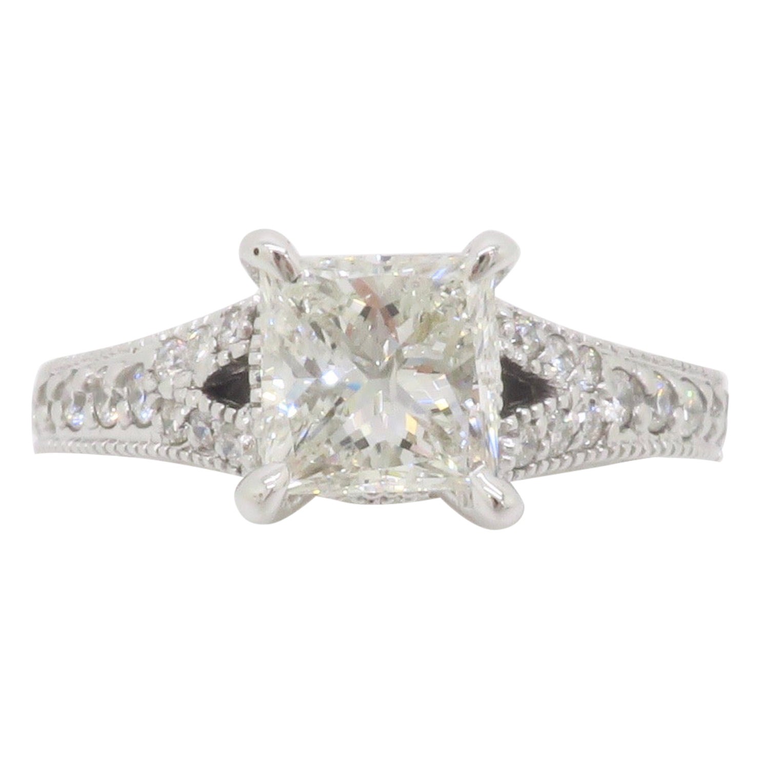 Bague à tige fendue et diamant taille princesse