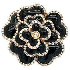 Anello da cocktail moderno in oro rosa 18k con onice nera e diamanti a fiore di rosa