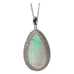 Collier pendentif en or blanc orné d'une opale poire de 49 carats et de diamants