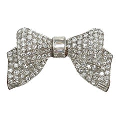 Spilla con fiocco in platino e diamanti di Cartier, CIRCA 1940-1950.