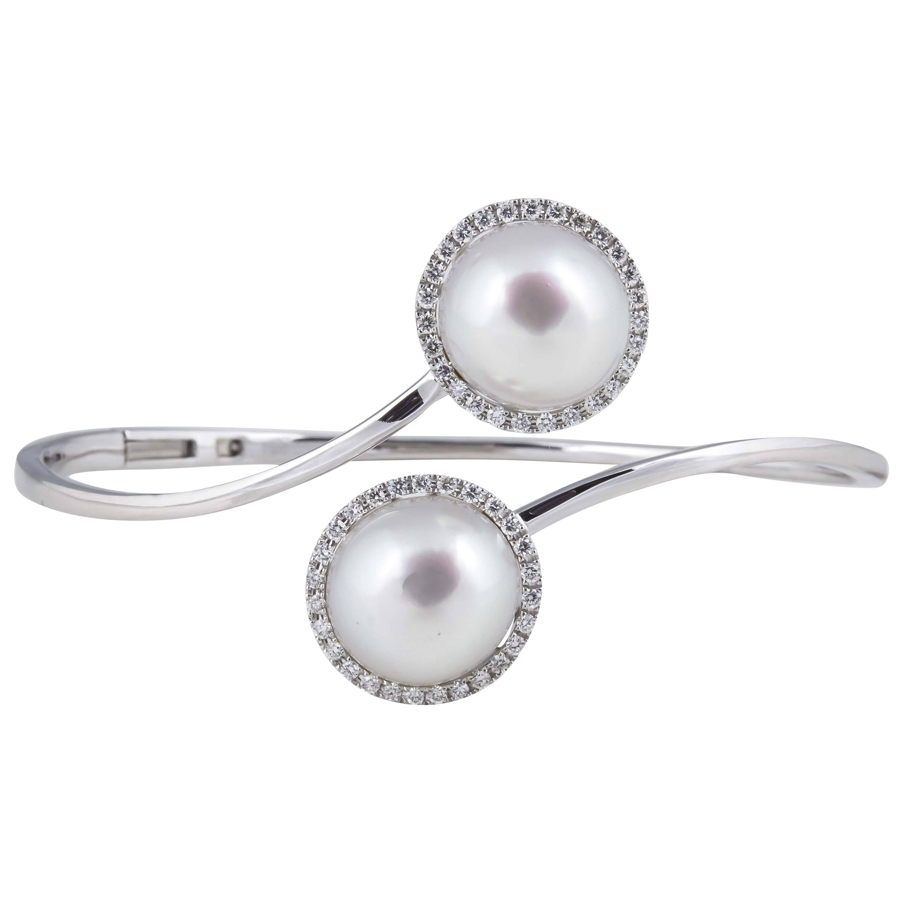 Bracelet jonc bypass en or blanc 18 carats avec perles des mers du Sud et diamants 0,51 carat 