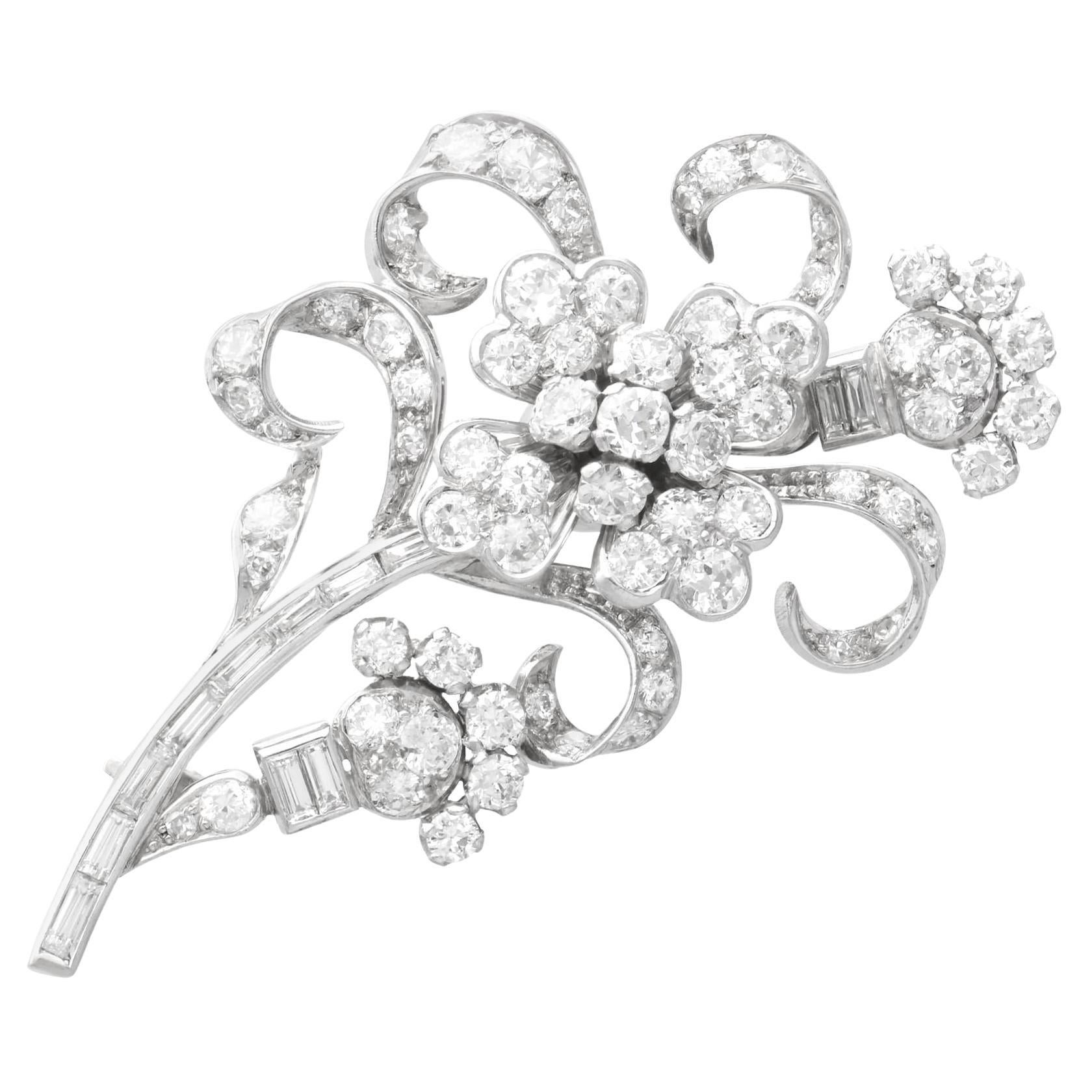 Broche florale ancienne en or blanc 15 carats et diamants 5,85 carats, c. 1925