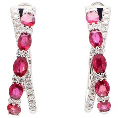 Orecchini a cerchio in oro con rubino ovale rosso naturale e diamante bianco da 3,20 carati TW