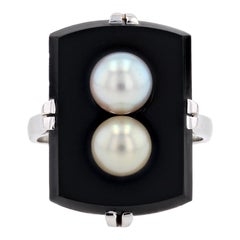 Anello francese anni '50 in stile Art Deco con perle coltivate e onice in oro bianco 18 carati