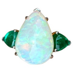 Cocktailring mit zertifiziertem 11,36 Karat Opal und Smaragd und drei Steinen
