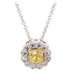 Pendentif en or jaune naturel coussin et diamant blanc 0.70 carat TW
