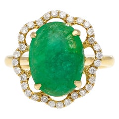 Anillo de oro de 18 quilates con cabujón de esmeralda de 3,6 quilates y halo floral de diamantes