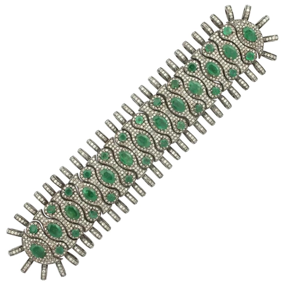 Bracciale a mano con pavé di diamanti e smeraldi