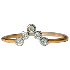 Anillo Chevron en Oro de 14k y Diamante Banda en V Bisel Diamante Dainty