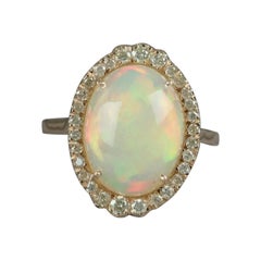 Anillo de ópalo etíope con pavé de diamantes naturales en oro de 14k