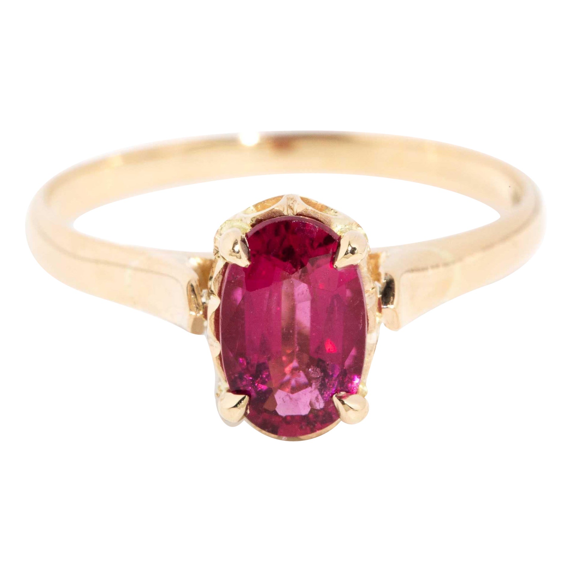 Bague vintage rose vif tourmaline ovale en or jaune 18 carats des années 1960 en vente