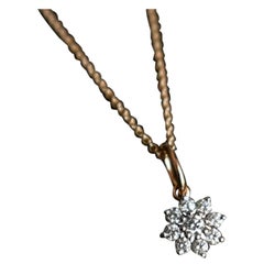 Collana con ciondolo a forma di fiore con diamanti minuscoli in oro massiccio 14k