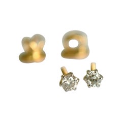Clous d'oreilles solitaires en or 14 carats avec petits diamants