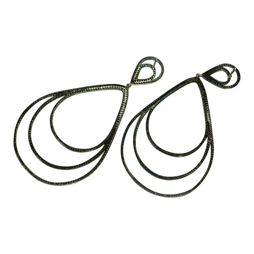 Pendiente de clip en forma de pera con 3 capas de diamantes pavé Oro 14k y Plata 925