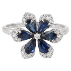 Bague fleur en forme de poire en saphir bleu et diamants en or blanc 18 carats