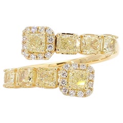 Diamante amarillo natural en forma de cojín 1.57 quilates TW Anillo de oro para cóctel