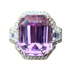 14,27 Karat Kunzit und Diamant Dreistein-Cocktailring aus 18 Karat Gold