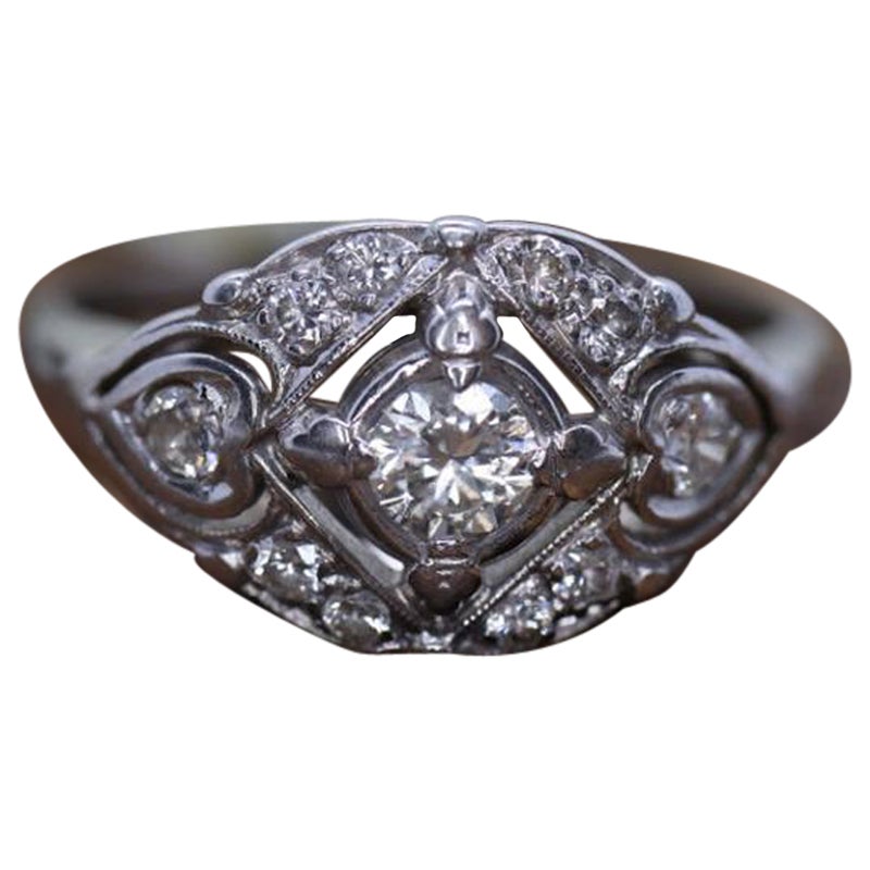 Art Deco Schildring. 14k Weißgold mit Diamanten und filigranem, offenem Design.