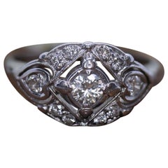 Art Deco Schildring. 14k Weißgold mit Diamanten und filigranem, offenem Design.