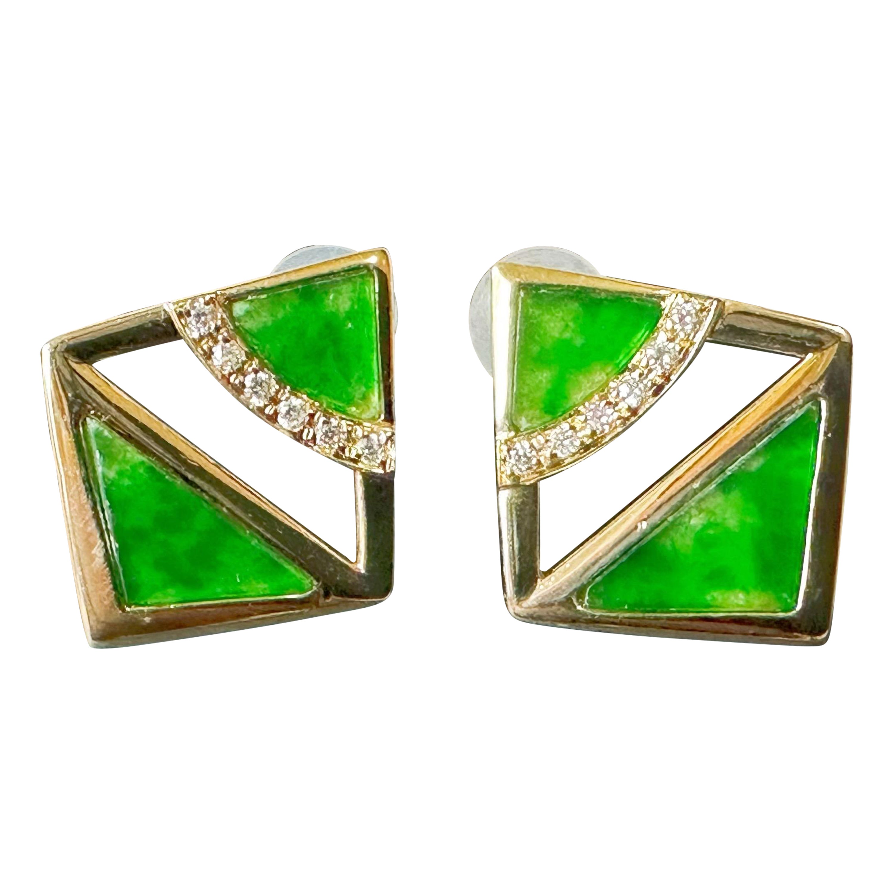 Natürliche Myanmar schillernde grüne dreieckige Jade-Ohrringe aus 18 Karat Gold und Diamanten
