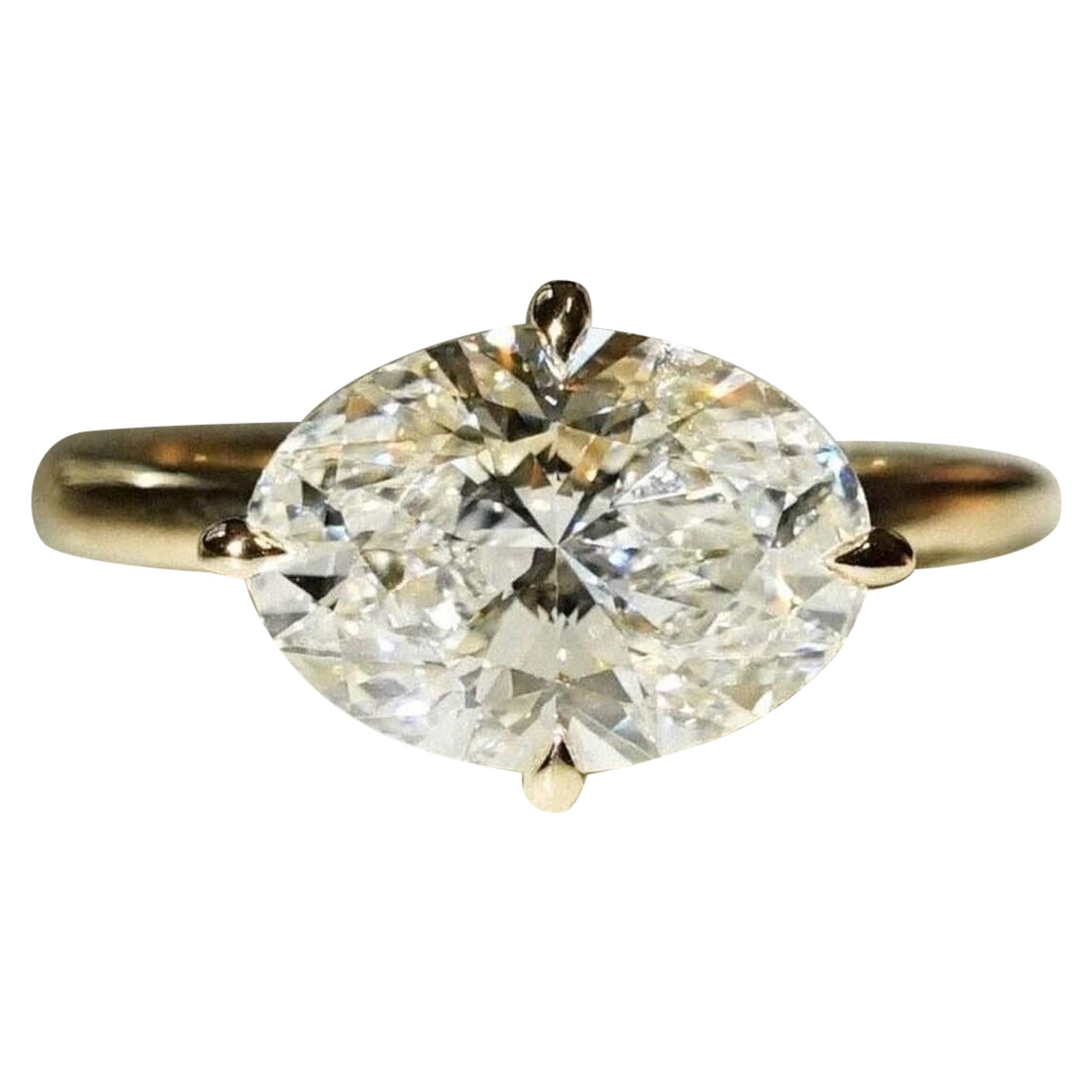 Oro macizo de 14 quilates 
Anillo halo oculto Anillo moissanita talla oval Anillo solitario. 

A P R O X T A M I E N T O

Todos los artículos se fabrican por encargo. Nuestro tiempo aproximado es de 6 a 10 días laborables. Esto puede cambiar durante