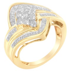 Anello con cluster di diamanti bypass in oro giallo 10K da 1 Cttw (colore I-J, purezza I2-I3) -