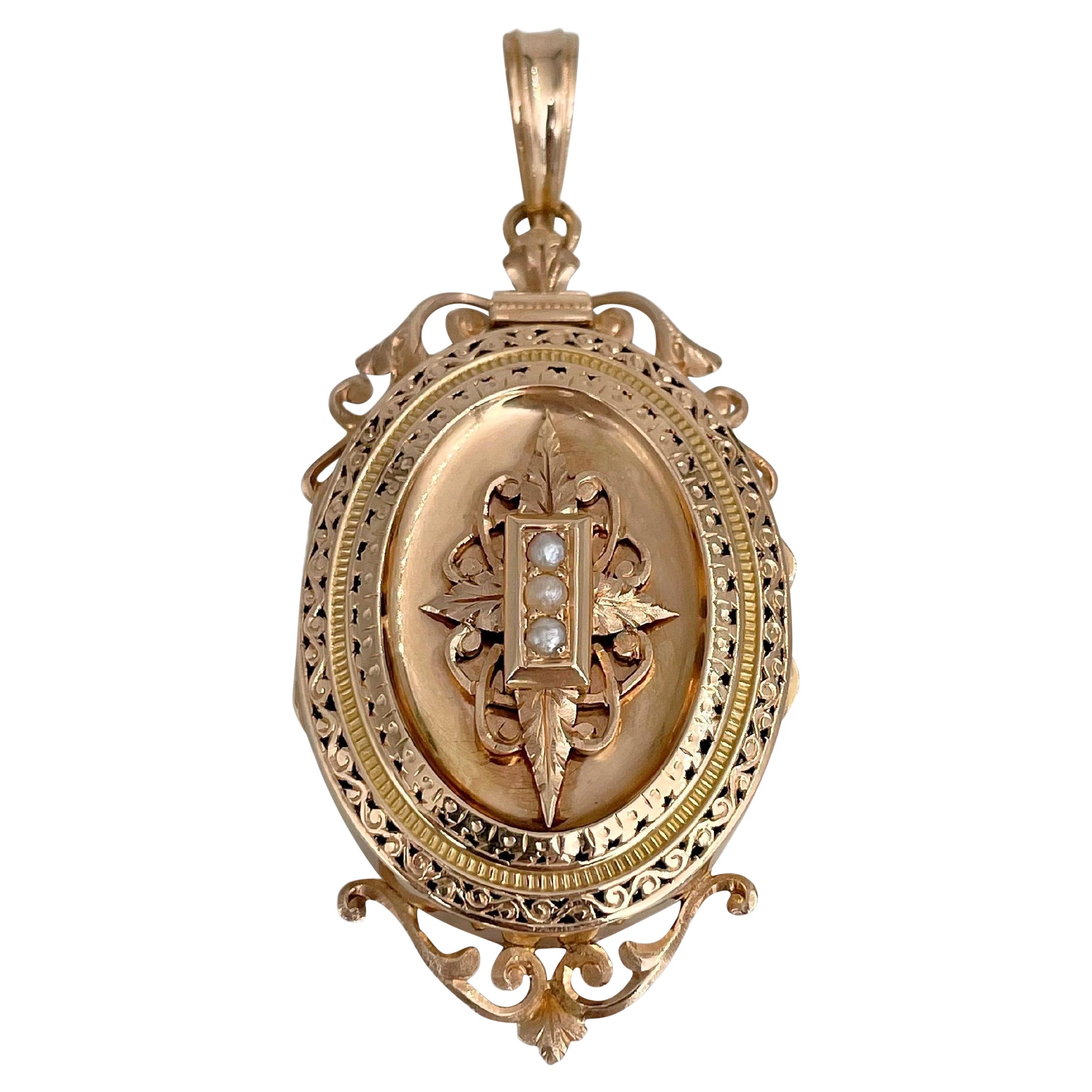Colgante Victoriano de Relicario Ornamentado con Perlas Ovaladas de Oro de 18 Kilates