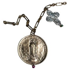 Collier médaille Saint Jeanne Le Mat en argent et chaîne remplie d'or avec émeraudes et rubis
