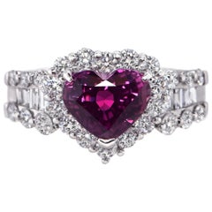 3,04 Karat unerhitzter (Natural), lila Saphirring aus Platin mit Herzschliff