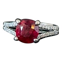 14 Karat Weißgold Ring mit 1,80 Karat gefülltem Rubin und 0,60 Karat natürlichen Diamanten aus dem 19. Jahrhundert