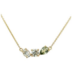 Elegant pendentif à 3 pierres serti de diamants et de saphirs verts en or jaune 14ct