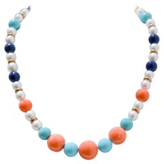 Collana in corallo, turchese, lapis, perle, oro giallo 18 kt e argento.