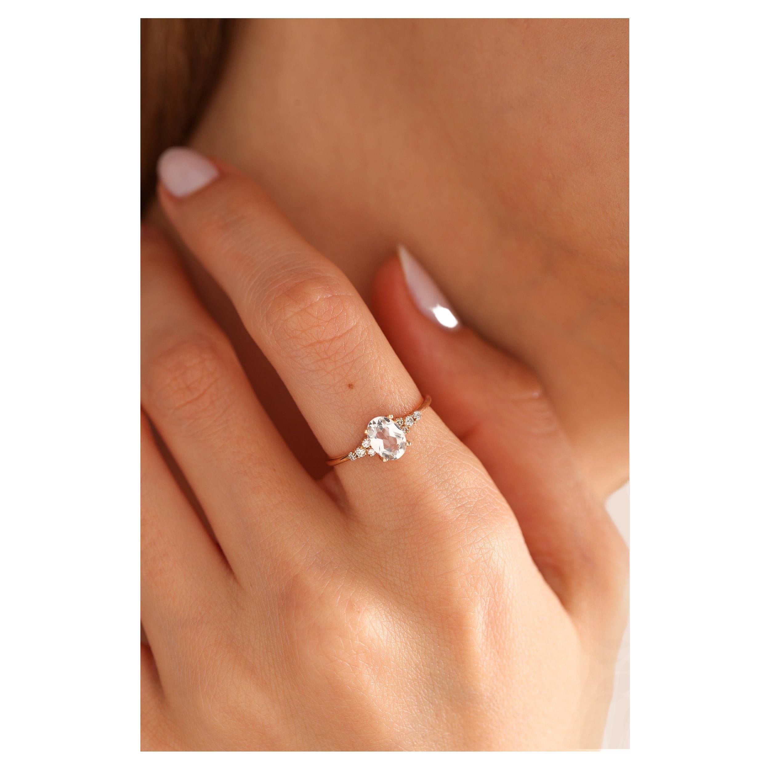 Anillo de Moissanite de oro amarillo de 14k para mujer Regalo de joyería minimalista .