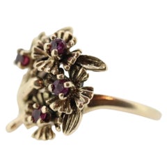 Anello da cocktail con rubino a fiore. Anello Rosa in oro 14k con ombre. Anello con fiore.