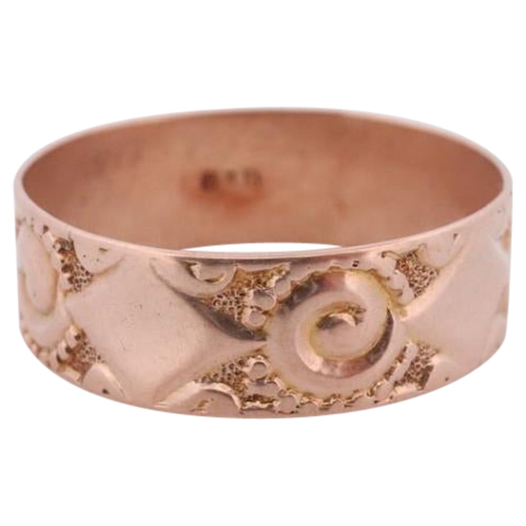 Anillo para puros Ostby Barton de 10k. Anillo ancho con diseño en relieve de oro rosa de 10 quilates.
