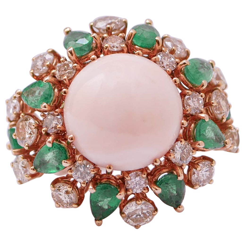 Coral, Esmeraldas, Diamantes, Anillo de Oro Rosa de 14 Kilates.