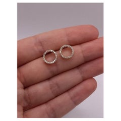 Orecchini a cerchio aperto di moissanite in argento 925 Orecchini a perno di forma rotonda.