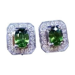 Boucles d'oreilles en or 18 carats avec saphirs verts certifiés AIG de 2,50 carats et diamants