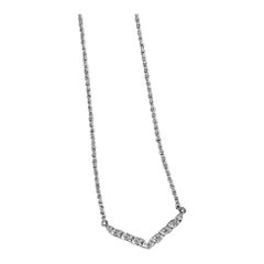 Eleganza e brillantezza del ciondolo di moissanite in argento 925 come regalo di anniversario.