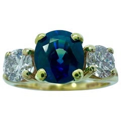 2,06 ct Zafiro Azul Profundo Certificado GIA y Diamante Anillo de Oro Amarillo con Tres Piedras