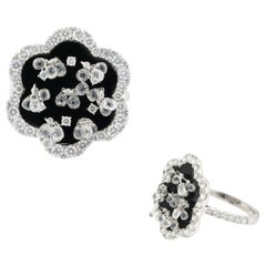 Anillo JR Briolette de Diamantes y Ónix Flor de Oro Blanco de 18 Kilates