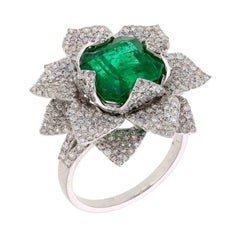 Anillo de oro de 18 quilates Meghna Jewels Esmeralda talla octágono de 4,35 quilates y Diamante de 1,83 quilates
