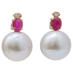 Pendientes de perlas grises de 12 mm, rubíes, diamantes y oro rosa de 14 quilates.