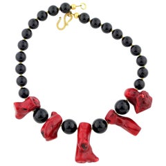 AJD, lgant collier artistique fait  la main en corail de bambou rouge et onyx noir