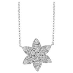 TJD Collar Flor Diamante Redondo y Baguette 0,50 Quilates Oro Blanco 14 Kilates