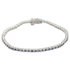 Bracelet tennis en or blanc 18 carats avec saphir bleu