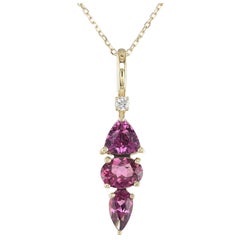 Gemma di granato viola naturale da 2,45 carati in ciondolo d'oro giallo 14K con diamanti