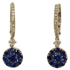 Pendientes colgantes de oro blanco con zafiros azules y diamantes