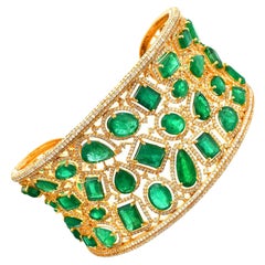 MEGHNA JEWELS Manchette bracelet en or 18 carats de forme mixte avec 45,46 carats d'émeraudes 10,41 diamants
