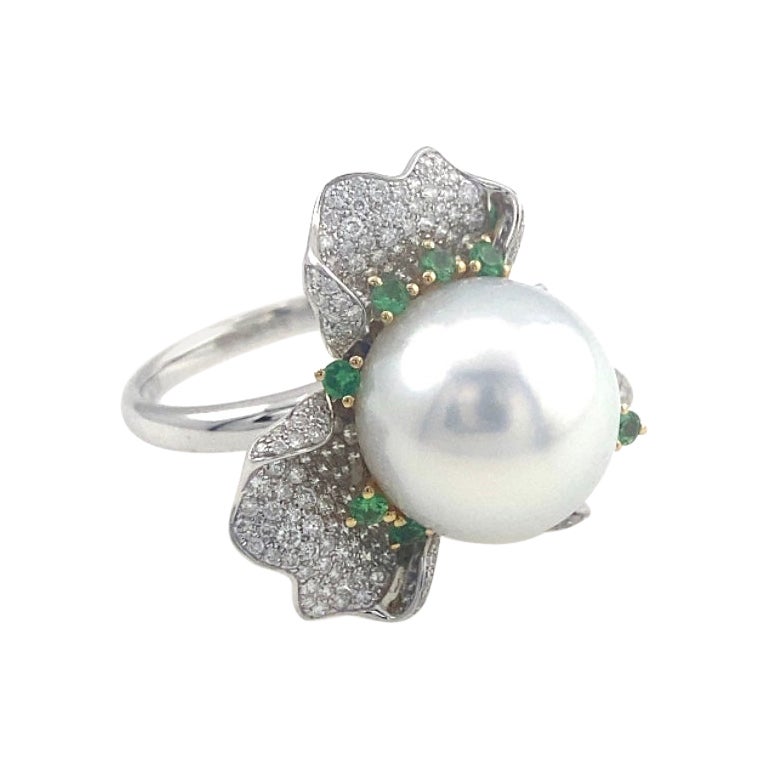 Anillo de oro blanco de 18 quilates con perla blanca australiana, diamante y granate verde en venta